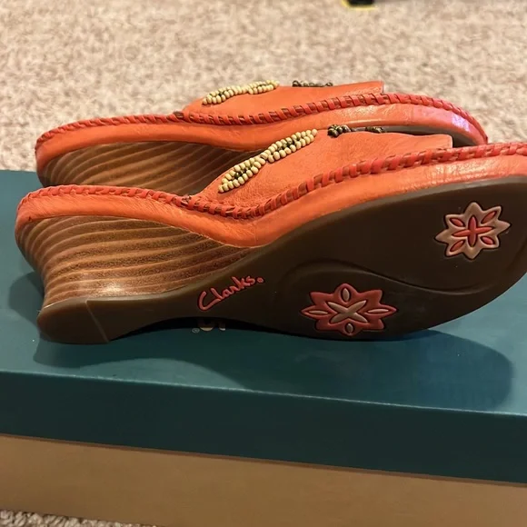 CLARKS WOMENS LEATHER SLIDES IN SZ 6.5…BEAUTIFUL CORAL COLOR…WORN ONE TIME!!! - Picture 6 of 9